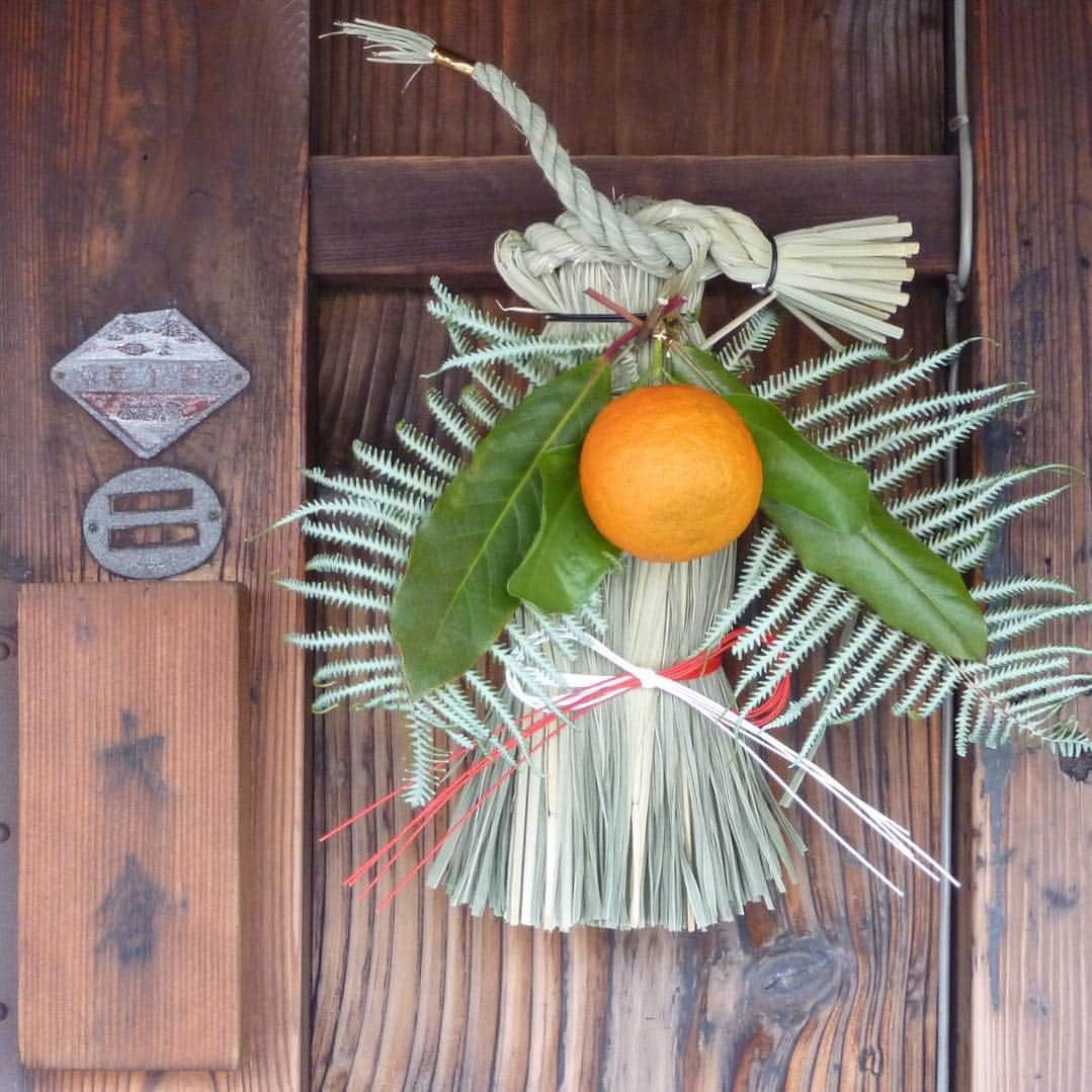 Gekkeikan Sake Officialさんのインスタグラム写真 - (Gekkeikan Sake OfficialInstagram)「. ----- Okura Residence Preparations for the New Year ----- At the family home of Okura, the founder of Gekkeikan, visitors can see the preparations for the New Year which is unique to Kyoto. . "Choroken" (see photograph) is a type of "Shimekazari (the sacred (Shinto) straw festoon with cut paper attached to it) with which one welcomes the New Year deity. Auspicious articles, such as "Urajiro (Gleichenia glauca, a kind of fern)", "Yuzuriha (evergreens, used for New Year's decorations)" and "Daidai (Citrus aurantium)", etc. are tied to the straw bundle of "Choroken" with red and white paper strings for decorations. . #gekkeikan #gekkeikansake #sake #japanesesake #ricewine #sakebrewery #sakegram #japan #kyoto #fushimi #cooljapan #japanesestyle #since1637 #happynewyear #newyear #2018 #choroken #月桂冠 #月桂冠大倉記念館 #日本酒 #清酒 #酒蔵 #京都 #伏見 #1637年創業 #お正月 #ちょろけん」12月30日 17時00分 - gekkeikansake