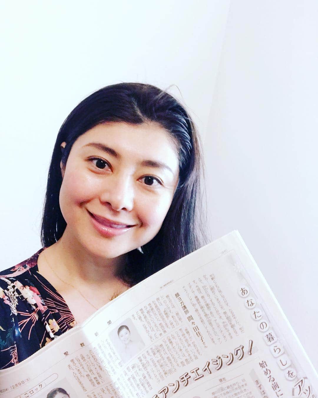 間々田佳子のインスタグラム：「先日新聞に一面取り上げて頂きました。 あなたの暮らしをアップ 顔ヨガでアンチエイジング  #聖教新聞2017.12.9 #間々田佳子メディア情報  #顔ヨガ」
