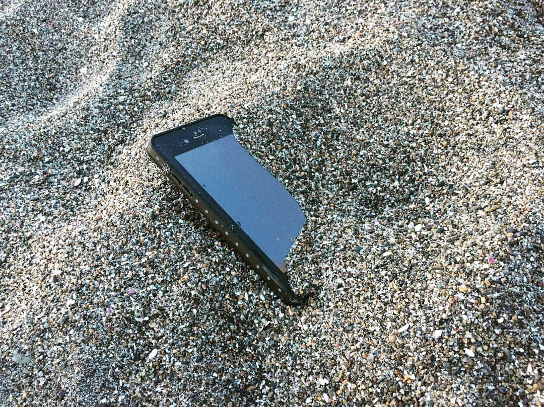七尾旅人さんのインスタグラム写真 - (七尾旅人Instagram)「犬が浜辺で、砂に埋もれたiPhoneを見つけた。 次はiPadを見つけてください。 . . .」12月30日 18時32分 - tavito_nanao