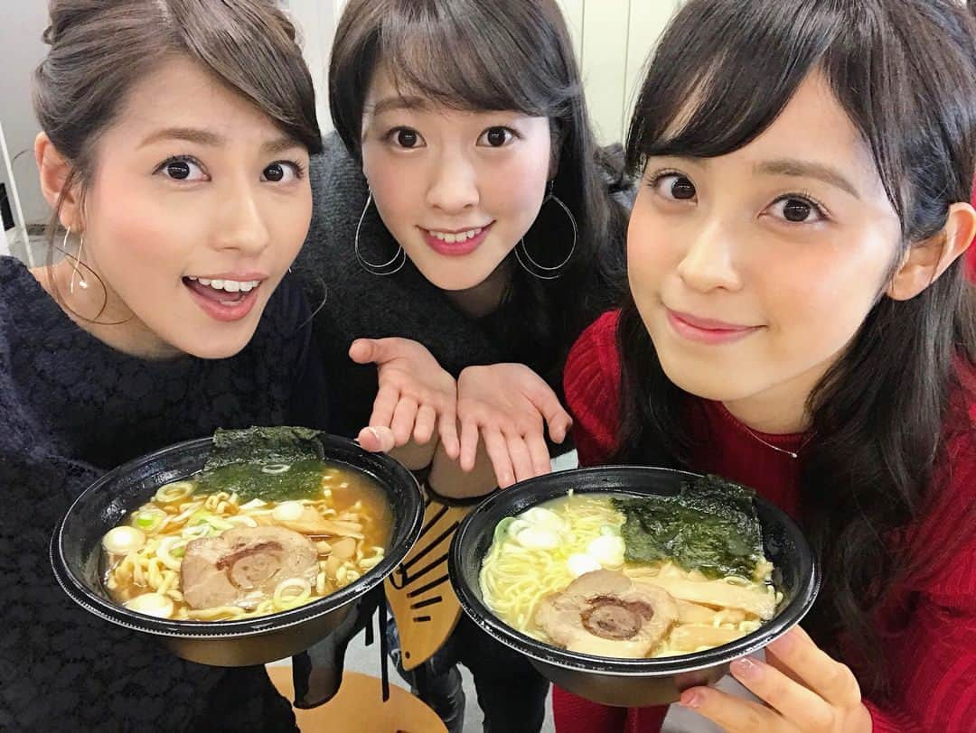 久慈暁子さんのインスタグラム写真 - (久慈暁子Instagram)「* ご当地めざまし麺ぽっかぽcarで ご当地ラーメンを買いに☺️ 1月3日までフジテレビ一階広場にありますよ😆 * #めざまし麺 #ケータリングカー  #こたつ」12月30日 18時36分 - kuji_akiko