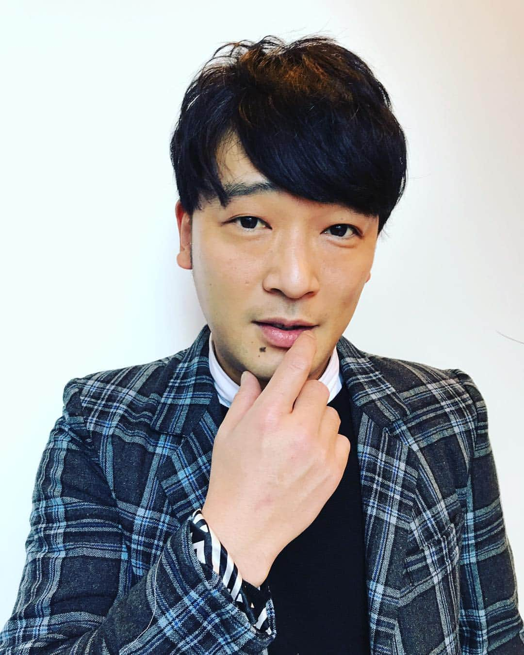 熊谷岳大さんのインスタグラム写真 - (熊谷岳大Instagram)「相方の福島くんに刺激受けて僕もモノマネしました！ どうも、竹内涼真です！ 2018年1月20日 渋谷無限大ホールにて 15時〜 ガリットチュウ『新春!おもしろカルタ祭り!』出演 雨上がり決死隊蛍原 バッファロー吾郎A カラテカ矢部 キクチウソツカナイ。 平成ノブシコブシ徳井 しずる ラフレクラン ネルソンズ　 ダイタク ZAZY キンボシ あいすけ 猫塾 スクールゾーン しんぼる 鈴木総子 本当に楽しいイベントなので、皆様是非ともお越し下さいー(^｡^) #ガリットチュウ  #ものまねカルタ  #ものまねカルタ2  #渋谷無限大ホール #竹内涼真 さん #陸王 #1月20日  #15時から」12月30日 19時13分 - garichu.kuma