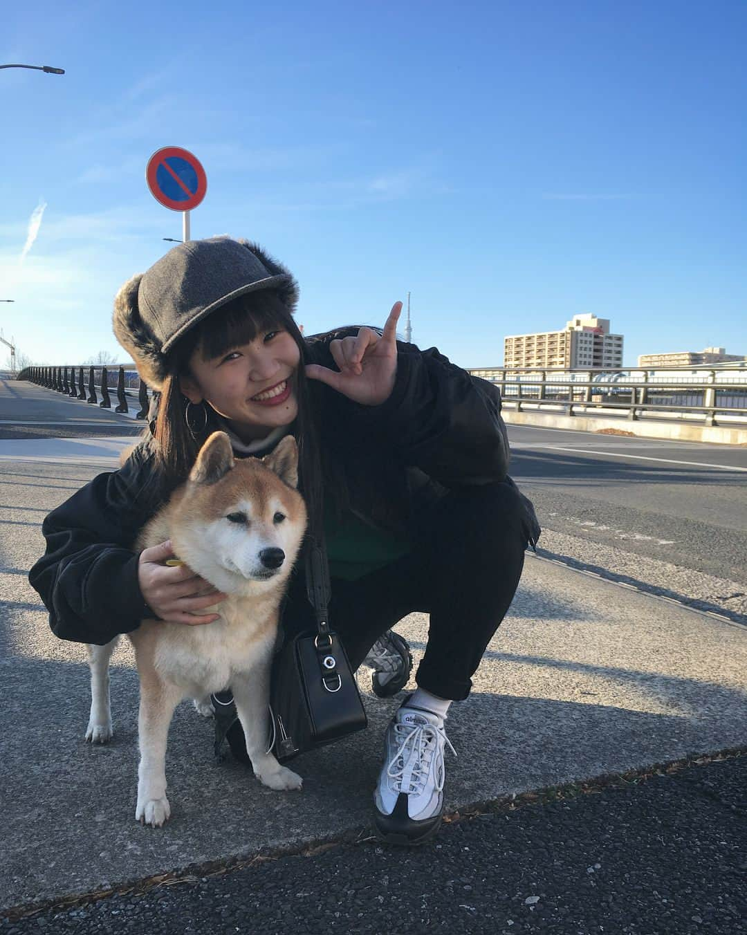 大関れいかさんのインスタグラム写真 - (大関れいかInstagram)「. 犬と、我🐶 📸byパパ 相棒。まじ永久不滅卍らぶ卍 久しぶりに会えたのでたくさんちょっかい出したら案の定くそほど塩対応だし無視するし。 でも家族で散歩したら笑ってたのでオールOK🙆‍♀️ #ガッツと我#だいすき#ガッツ#すきぴ #mydog#dog#GATTU」12月30日 20時32分 - _reikaoozeki