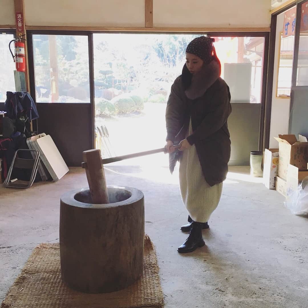 HALCALIのインスタグラム：「今年も海北家のお餅つき大会に参加させてもらって、ちびっこ達と鏡餅コネコネして、一足先に海北ママ手作りのお雑煮いただいて♡一気に年末感🎍毎年会う子供達がどんどん大きくなっていって親戚の集まりみたいで嬉しい☺️何気に今年で6年目？！もはや海北家の皆さんに会わないと年越せないな😂そしてやっぱりつきたてのお餅は最高♡毎年どんどん増えてく集合写真も最高👩‍👩‍👧‍👦👨‍👨‍👧‍👧👩‍👧‍👧👨‍👨‍👧‍👦👨‍👧‍👧👩‍👩‍👦‍👦👨‍👨‍👧‍👧 #お餅つき #毎年恒例 #手作り鏡餅 #おとぼけ顔 #だけど #真面目にやってるよ #海北家のお餅つき」