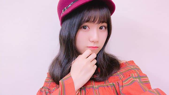 高寺沙菜のインスタグラム：「年末に女子力あげよう週間してました🐰💓 他にも知りたい事とかコメントしてね👶🏻 長いけど是非見てね💓 2枚目の左から紹介🐥 ① #weleda の #whitebirchbodyoil  この時期は乾燥が気になるのでボディマッサージ用のオイルでマッサージしてます🙈 ② #sabon の #silkybodymilk  匂いがアーモンドでむちゃ私の好きな香りです💕サラサラしたテクスチャーで夏に使ってました🐰 ③ #sabon の #bodyscrub  バニラココナッツの香り🥥 お風呂場で使ってるんですけど、お風呂あがりもツルツルでいい香り🦄 ④ #skinfood  の#blacksugarmaskwashoff  私は顔に使ってて、塗った後すぐに流すんじゃなくて塗ってからパックみたいに時間を置きます。お風呂に浸かりながら🛁そしたらモチモチになるしハチミツの香りがよいです🐝 ⑤ #lush の リップスクラブ #santababy 👄 去年の誕生日に @maya_sugawara にもらったやつ💓 欲しいな〜って言ってたの覚えてくれててくれたんだ🐰 これで唇の乾燥も防げます🙈 ⑥ #vecuahoney の #honeymeltyconc 🐝🍎 寝る前に付けて寝ると朝までうるうるです🍼  参考になればいいな💓  #女子力向上委員会  #girl #me #love」