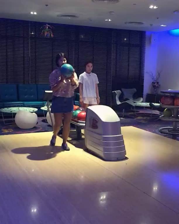 ポーナノン・ファトラムのインスタグラム：「First time for bowling 🎳😃 #somuchfun #มีความโปร #มีความฟลุค #เมื่อยแขนเมื่อยนิ้วจ้าา😄 cr. @dapakorn028」