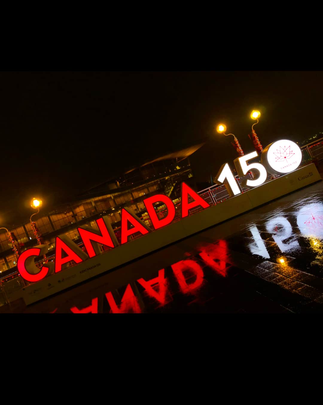 安藤美姫さんのインスタグラム写真 - (安藤美姫Instagram)「Canada150🇨🇦♥️ and thank you so much for all of you especially my Vancouver Family♥️♥️♥️ カナダ150周年 そして出会ったスケーターファミリーと♥️♥️♥️ #canada150 #skaters #skatingfamily #vancouver  #canada #love」12月31日 1時58分 - miki_m_ando0403