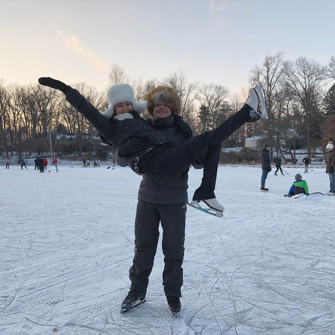 フェリシア・ザンのインスタグラム：「Finally checked off skating on a pond off our bucket list! Thanks @mbs_seaturtlepig and @ja.parker for having us tag along! ❄️⛸⛄️ #frozen」