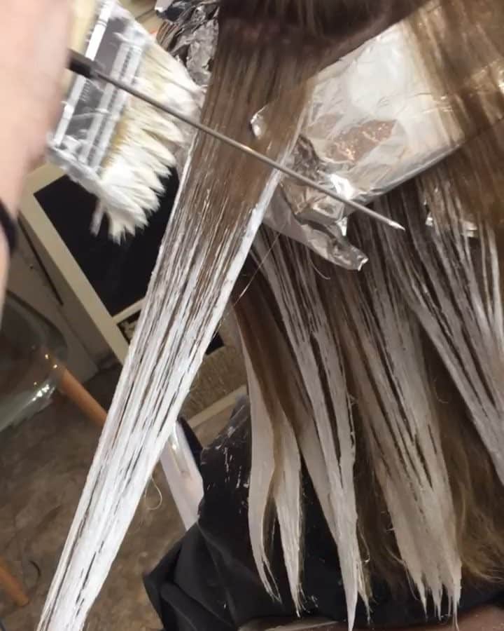 東京ビューティークリニック【公式】のインスタグラム：「Hair painting 👩‍🎨 #balayage #balayagehair #balayageombre #balayagehighlights #hairpainting」