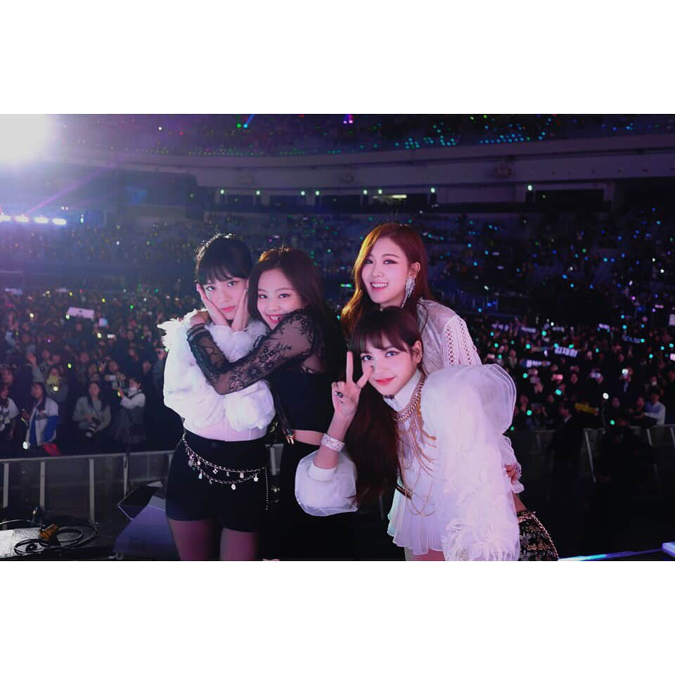 BLACKPINKさんのインスタグラム写真 - (BLACKPINKInstagram)「#BLACKPINK#BLINK#JISOO#JENNIE#ROSÉ#LISA#THANKYOU#FOREVERYTHING#2018#HEREWECOME#WELOVEYOU#ALWAYS#HAPPYNEWYEAR#블랙핑크#블링크#항상#고마워요#2018년도에만나요#블핑하우스#새해복많이받으세요#PHOTOBY호마  블링크✨ 오늘이 벌써 2017년의 마지막 날이라니 아직 실감이 안 나요 올해 어땠어요? 많이 못 봐서 섭섭하기도 하고 그래서 한번 한번 만날 때마다 더 소중하게 느껴지던 한 해였던 거 같아요  저희는 블링크에 대한 소중한 마음을 많이 느꼈고 그래서 다가오는 2018년이 더 기대되는 것 같아요  함께 있어서 두려운 마음이 없을 수 있었던 2017년이었어요 항상 사랑하고 감사합니다 ❤️ 다들 올해의 마지막 날도 잘 마무리하고 다가오는 2018년에도 블랙핑크 옆에는 블링크가 자리해주길 바라요  새해 복 많이 받으세요 ☺️🙏🏻 Blinks!! Oh my GAHHH hahhaa aww blinkies happy new year ☺️💗 I can't believe another year has gone by. Thank you once again for being there for us on the good days and the bad. We love you so much.. and we dont know how to be more grateful for all the love and support you always give to us. Let's make 2018 as special as the last (or even more!), stay safe, stay motivated and smiling! We love you all so much.. and again, happy new year my sweet Blinks 🖤 ✨วันนี้เป็นวันส่งท้ายปีเก่า ต้อนรับปีใหม่2561✨ ทุกคนพร้อมหรือยังคะ?>< ปีใหม่ขอให้ทุกคนมีแต่สิ่งดีๆเข้ามาในชีวิต มีความสุข สุขภาพร่างกายแข็งแรง และก็อยู่กับพวกหนูไปนานๆนะคะ🙏🏻😘 สุขสันต์วันปีใหม่อีกครั้งนะคะทุกคน~」12月31日 15時28分 - blackpinkofficial