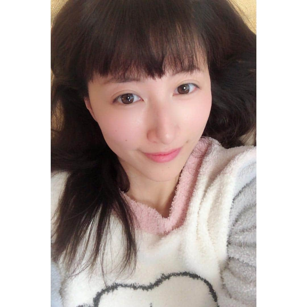 hirokoのインスタグラム：「今年もありがとうございました☆☆皆さんにとって来る年が幸せに包まれていますように‥💫 #大晦日 #来年 #こそは #マルセイユルーレット #が #できるように #なりたい。#ひそかな #野望 #グッバイ #2017 #パジャマ #で #ふぁひゅーん #☆ミ」