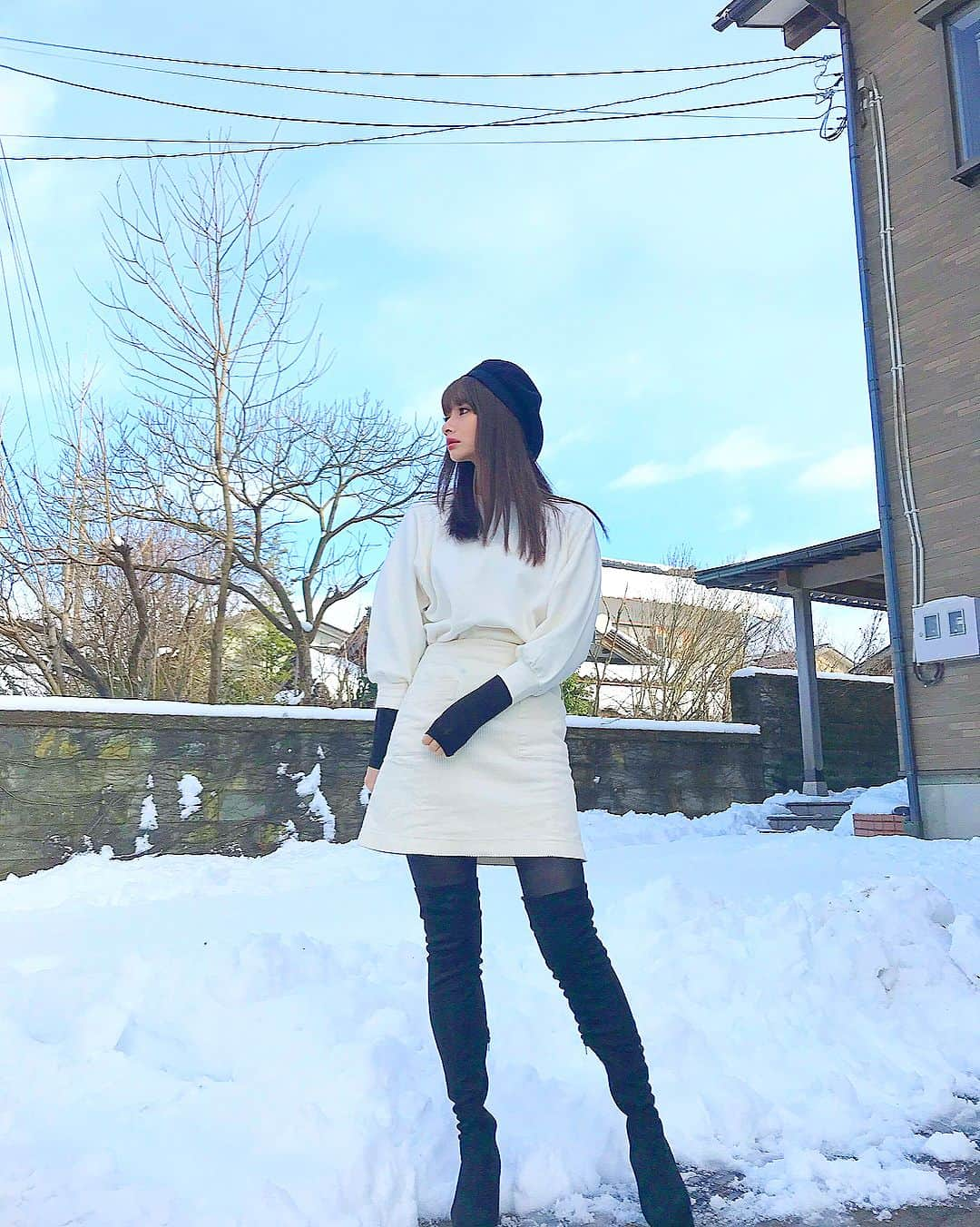 得あゆさんのインスタグラム写真 - (得あゆInstagram)「年末年始は富山☃️❄️ ・ béret : @adidasoriginals tops : Lee skirt : @discoat.parisien boots : ネットで購入 ・ 富山に帰ってきたよ。なんか白、白。雪だるまコーデ。☃️ 富山って言っても私の実家はかなり田舎なので雪がたくさんでしたっ。 ・ #ootd#富山#地元#実家#帰ってきたよ#ただいま#雪#雪だるま#雪合戦#家族#仲良し#白コーデ#ホワイトコーデ#年末年始#帰郷#北陸新幹線#snow#winter#white#良いお年を#シンバも一緒です」12月31日 9時52分 - tokuayu819