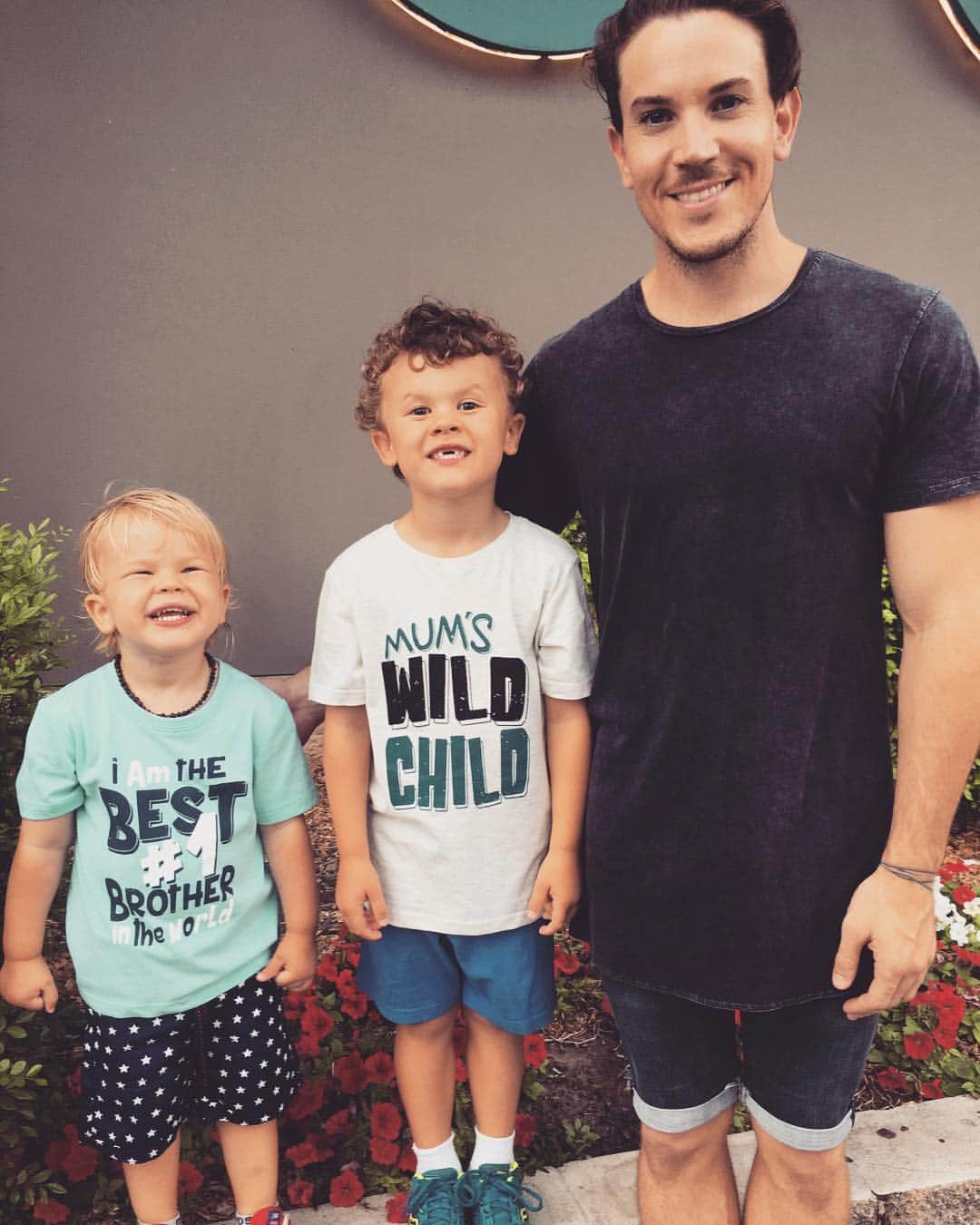 カイン・オキーフのインスタグラム：「Missing these little legends today 😘#australia #nephews #family #noveltyshirts #hastags」