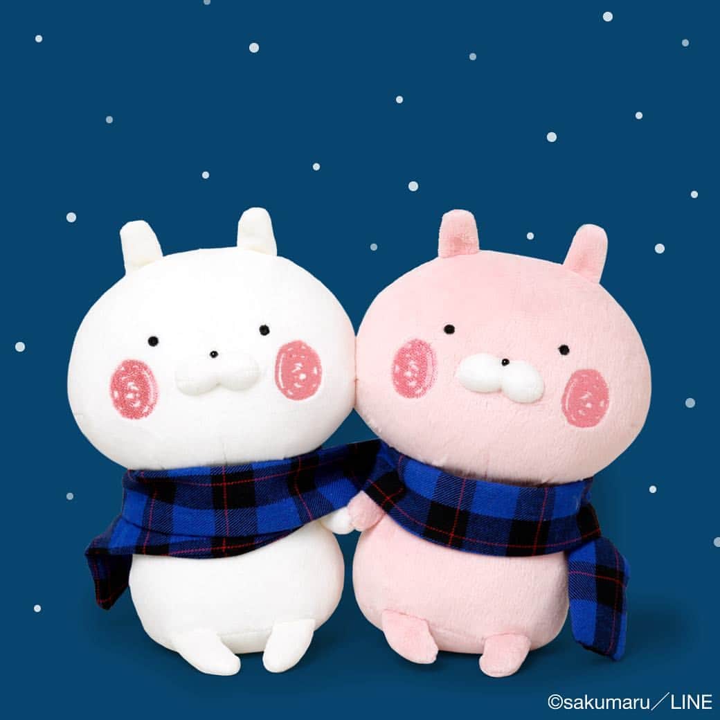 LINE Creators_officialのインスタグラム：「るんるん🎵❄️ * #うさまる #うさこ #今年の最後の日 #マフラーカップル巻き #usamaru #sakumaru #usako #LINECreators #japan #kawaii #cute #muffler #warm #yearend #snow」