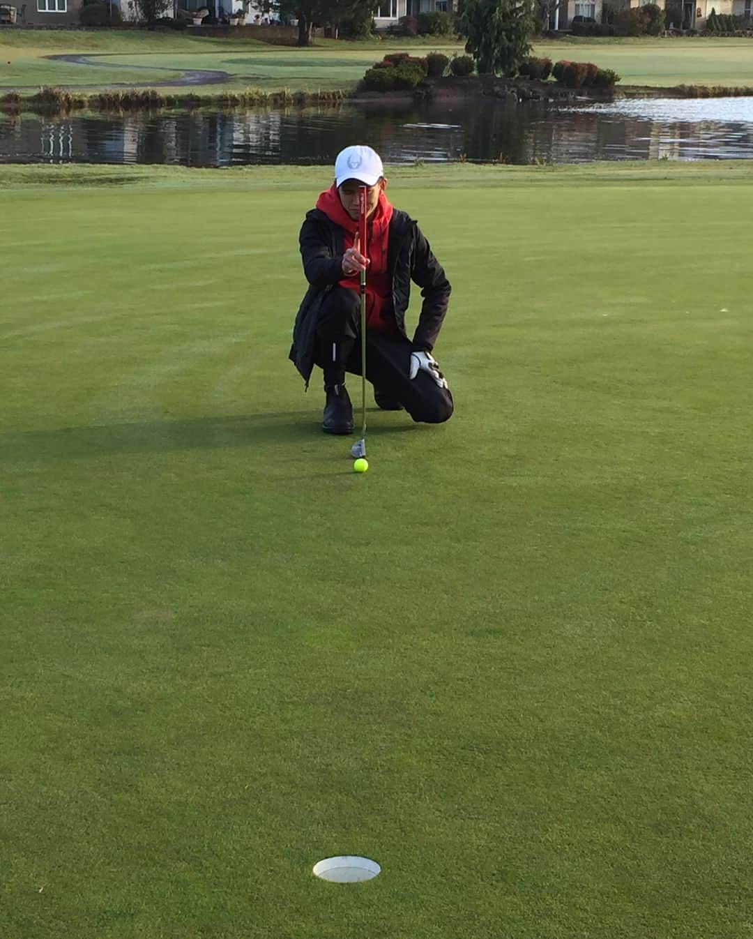 大迫傑さんのインスタグラム写真 - (大迫傑Instagram)「人生初ゴルフ&打ち納め。 大事なのは膝。笑笑  #ゴルフ #golf #膝 #膝 #膝 #無欲  #長靴 #年末 #コーチ熱海」12月31日 11時41分 - suguru_osako