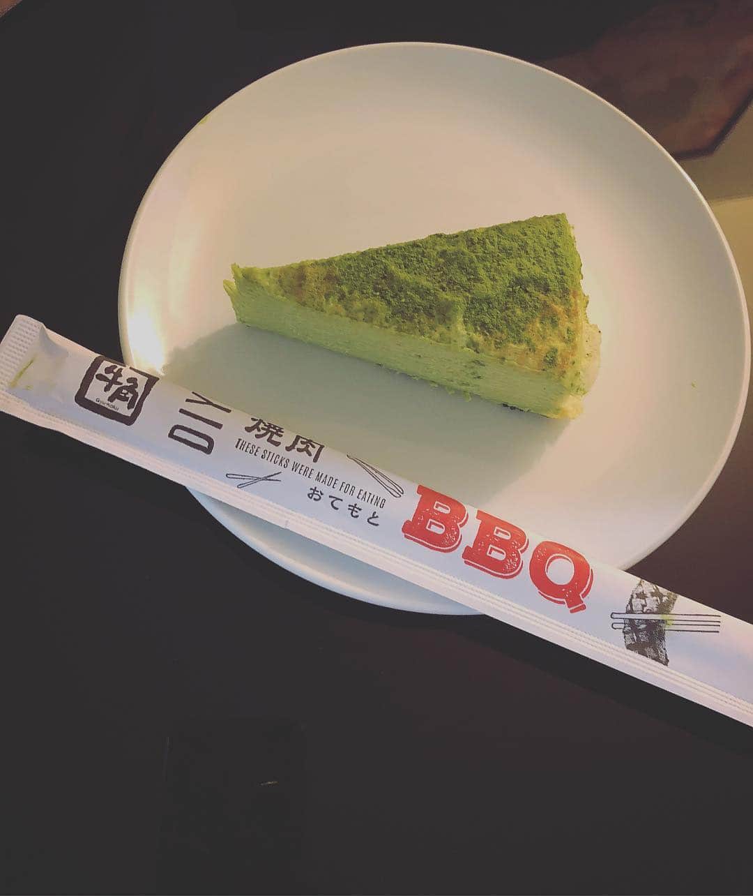 中鉢明子さんのインスタグラム写真 - (中鉢明子Instagram)「My husband went to Japanese BBQ restaurant to buy only a piece of cake😂😂😂 $12 😂😂😂 #MyFavirite #Greentea #millefeuille crêpe #cake #gyukaku #newyork 旦那さんが焼肉の牛角に行ってケーキだけ買ってきました。こういう買い方する人っているの？😂 贅沢… 違うよ！贅沢なのはケーキの味だけでいい😂  #もったいない 牛角のデザートメニューのグリーンティーミルフィーユなんですが、確かLady Mというケーキ屋さんのなので直接そっちに行って買ってきてくれれば値段だって安かっただろうに。これで約1350円。。。 #嬉しいけど複雑 とりあえず半分に切って半分だけ食べました😂 あぁぁぁでも #本当に美味しい #幸せ #年の瀬の贅沢 #ということで #牛角ニューヨーク」12月31日 12時12分 - akiko_harlem