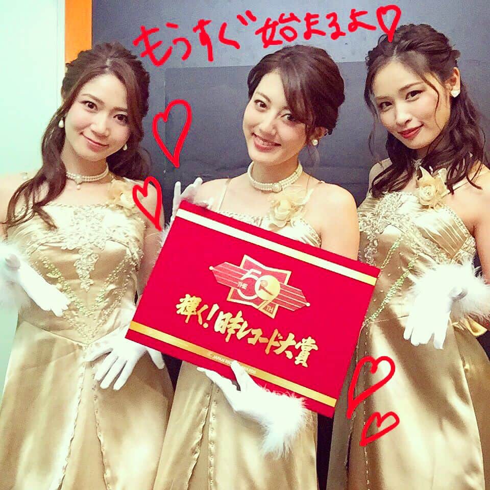 横町ももこさんのインスタグラム写真 - (横町ももこInstagram)「. 昨夜の"第59回輝く！日本レコード大賞"のアシスタントのお仕事で無事仕事納めをいたしました✨ . 一年の締めくくりに、華やかなアーティストさんの素敵なパフォーマンスを間近で感じながらオスカー美女と共にお仕事できたこと幸せに思います❤️ . 今年も一年お疲れ様でした✨ . 久しぶりにゆっくり帰省して実家で新年を迎えます🚅🎶 . #2017#日本レコード大賞#レコード大賞#レコ大#乃木坂46#つばきファクトリー#TBS#生放送#アシスタント#dressup#hairmake#オスカーモデル#オスカー#仕事納め#今年も一年お疲れ様#model#thankyou#大晦日#帰省#カウントダウン#年越し#年の瀬#年末」12月31日 13時24分 - momochadayo