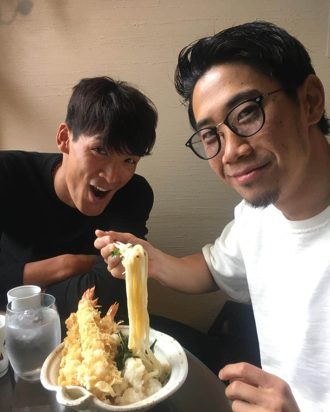 香川真司さんのインスタグラム写真 - (香川真司Instagram)「恒例の年越しうどん👍 なぜか…  彼が… #sk23 #年越し #うどん #udon #2017 #応援ありがとう #槙野 @makino.5_official  #Hello #everyone」12月31日 14時09分 - sk23.10