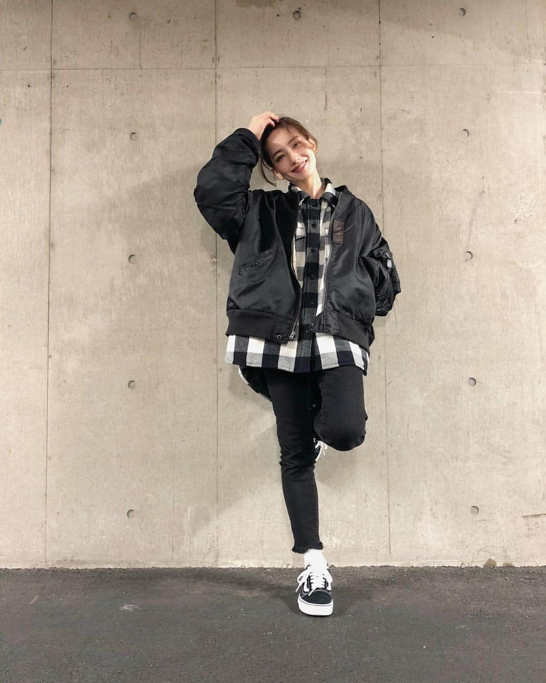 辻元舞さんのインスタグラム写真 - (辻元舞Instagram)「. ◼️◻️◼️◻️ Jacket&Tops#unused Pants#anotheredition Shoes#vans ◼️◻️◼️◻️ #ma1#ボンバージャケット#チェックシャツ#ブロックチェック#黒スキニー#モノトーンコーデ#シンプル#勝手に拝借シリーズ #coordinate#todayscode#code#fashion#ootd#instagood#happy#me」12月31日 14時45分 - mai_tsujimoto