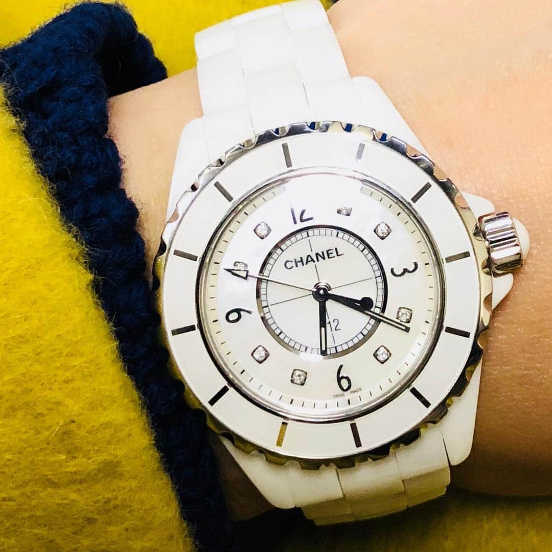 s98289kkのインスタグラム：「クリスマスプレゼント🎁✨←ポストが遅い📮 今年はこれを買わされ....いや買わせて頂きました🤣🤣🤣 冬にホワイトの時計も良いですね😍 機械式じゃなくて良いの？時計メーカーじゃなくてCHANELなの？と色々考えましたが、全て飲み込みました（笑）😆 本人が欲しいモノが一番ですね😍 ☆ #chanel #j12 #j12chanel #watch #christmaspresent #fashion #instafashion #ootd #outfit #womanswatch #womanstyle #jandmdavidson #zanone」