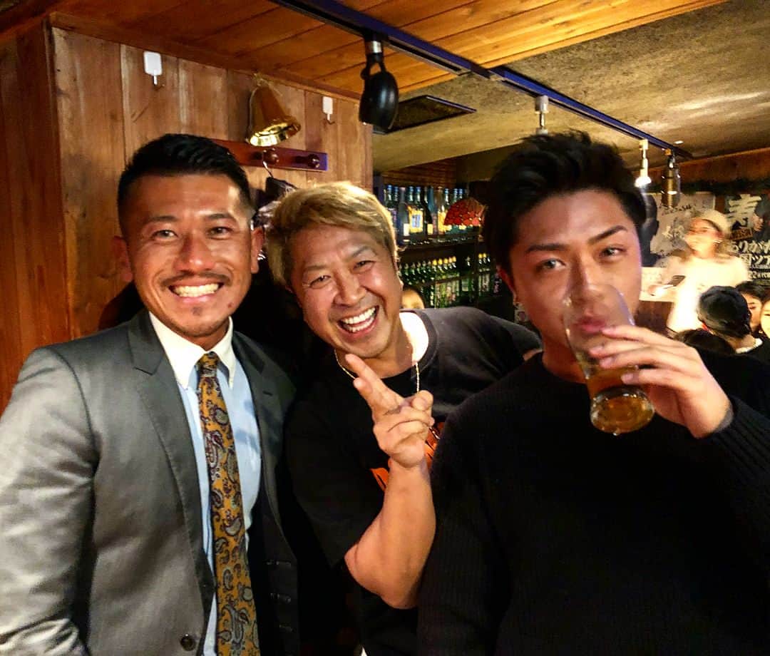 ryoma0808のインスタグラム：「2017年も今日でラストかー😌✨ 今年も先輩方や仲間にたくさん支えてもらった一年でした。 本当に有難うございました‼️ こんなポンコツを2018年も宜しくお願い致します🙇‍♂️✨ 今年最後の忘年会は、渋谷大暴燃会🔥名前の通りの会でした(*´∇｀*)笑 @hiromu0820 君にお誘い頂いて、また新しい出会いもあり、本当に感謝です✨ 忘年会ラッシュも終わったので、 とりあえず年始はゆっくり肝臓を休めたいと思います。笑  #今年もお世話になりました  #来年もよろしくお願いします  #感謝 #2017」