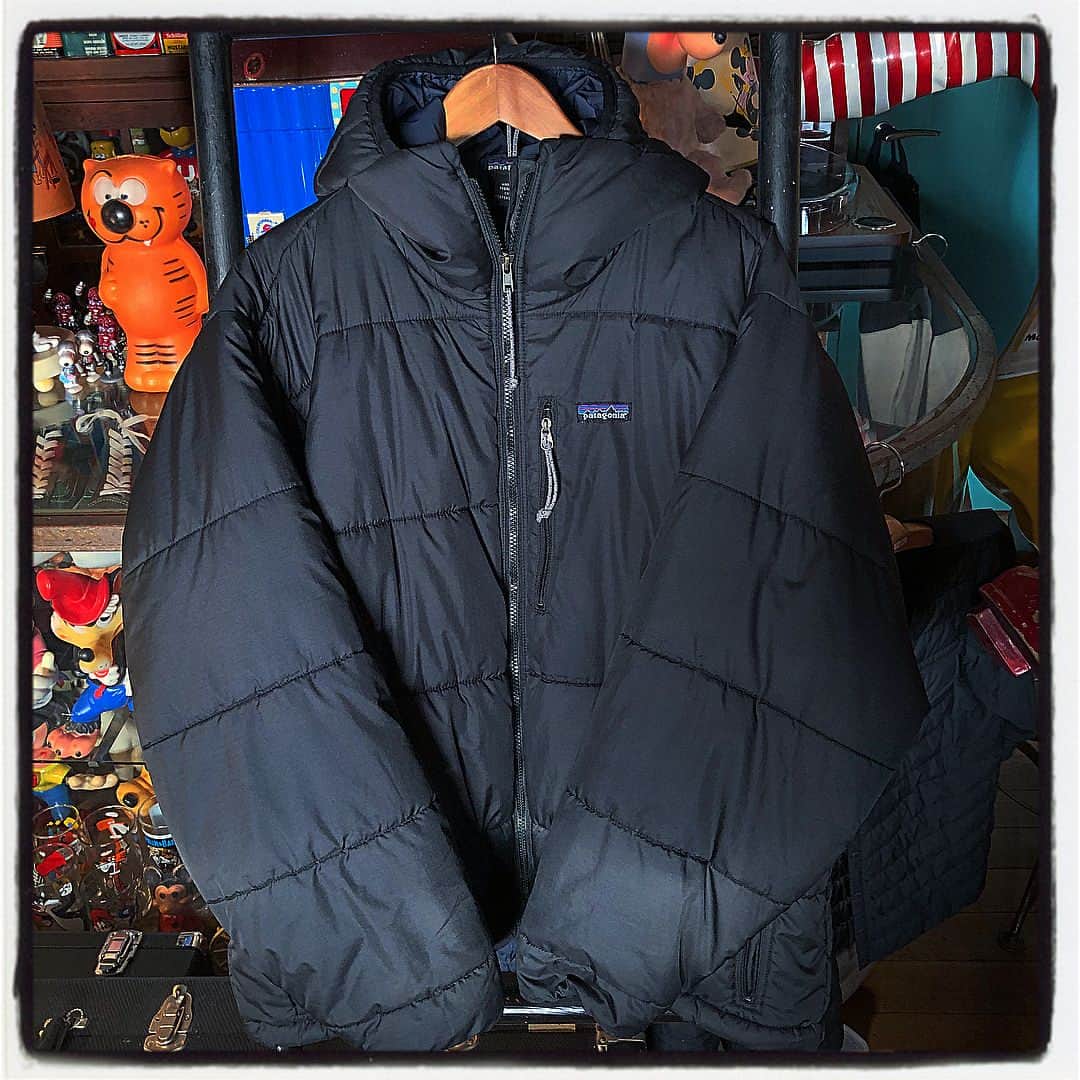 大川知英のインスタグラム：「2001 Patagonia DASPARKA👮🏼‍♂️BK/BL.BK やはりこいつが一番好きなダウンダス🦕 #パタゴニア #ダスパーカ #裏地ネイビー #形最高だな #アメカジボーイズ #TakatsuBase」