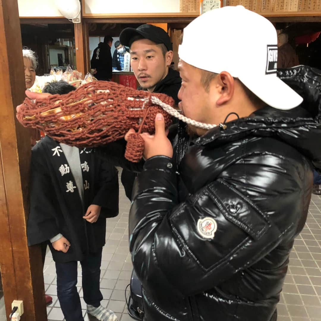 森友哉さんのインスタグラム写真 - (森友哉Instagram)「ハッピーニューイヤー(^ ^)！！ 七万のホラ貝買ったー(^ ^) いい年でありますよーに！！」1月1日 2時05分 - tomoyaaa0808