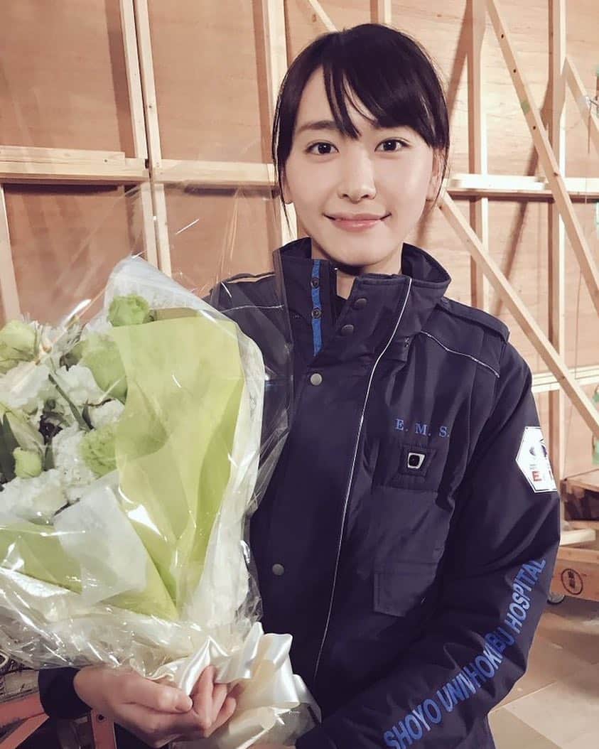 新垣結衣のインスタグラム：「ガッキー年内にクランクアップしたんだ☺️ きっと今日は休みだよね！ゆっくり休んで年越して欲しいです👼🏻 #新垣結衣#ガッキー#新垣結衣好きな人と繋がりたい #コードブルー#クランクアップ#年末#お疲れ様でした」