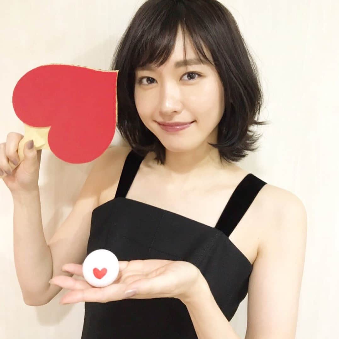 新垣結衣のインスタグラム：「今年最後のpostです！ 2017年のガッキーまとめてみました！載せたいが写真ありすぎました😢来年は受験が終わればたくさんpostしていくつもりです笑笑 よろしくお願いします！  今年のガッキーはコードブルーが1番印象的でしたね😊 年末に復縁！？って噂もありましたが本当だとしても応援してます！ 来年はしっかり休みを取って体に気をつけて無理しないで欲しいです😂 大好き！！！！！！！！ それでは良いお年を✋🏻✋🏻 #新垣結衣#ガッキー#新垣結衣好きな人と繋がりたい #2017年#まとめ#コードブルー#ミックス#来年も好きです#ガッキー1番」