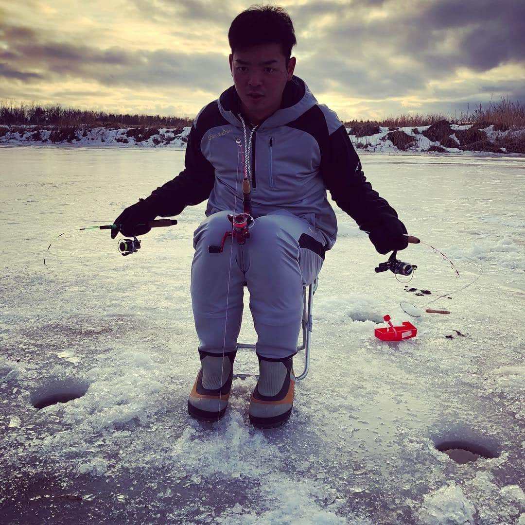 黒木優太のインスタグラム：「これが噂の三刀流！！ 今日はワカサギたくさん釣れて楽しかったーーー！！！！ その後天ぷらにして食べましたとさ^_^ #三刀流 #ワカサギ #ここがどこだかわからない #いえーい」