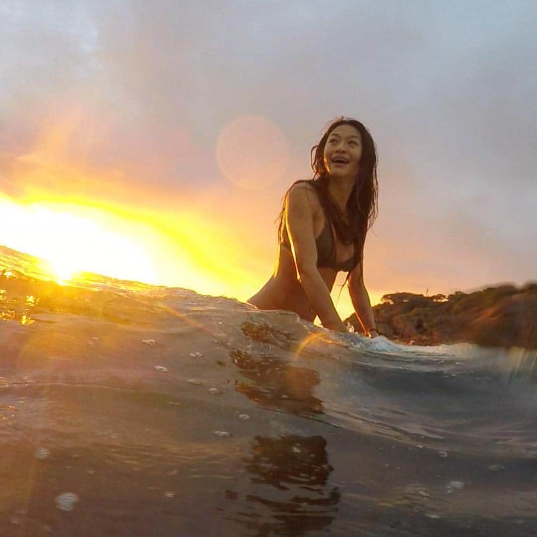 福本幸子さんのインスタグラム写真 - (福本幸子Instagram)「来年も良い海に恵まれますように🙏🏾 #乗り納め #サーフィン #ハワイ Looking forward to more good waves next year! #surf #surfing #hawaii #roxylife #nofilter #nofilterneeded」12月31日 20時29分 - okinawajudy