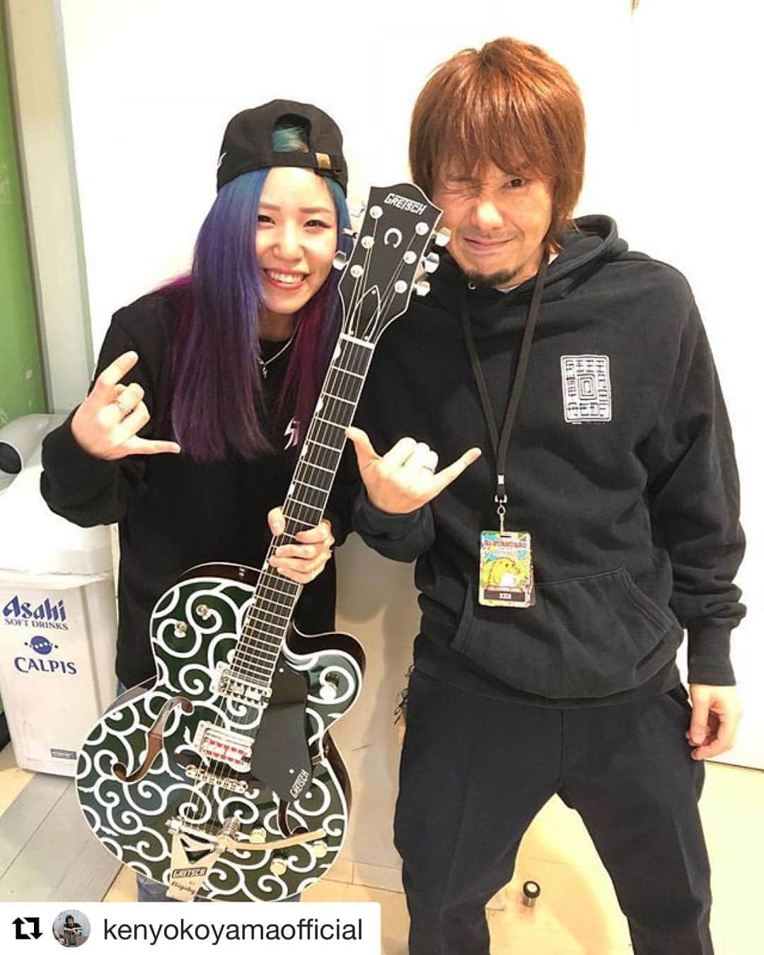 あやぺたのインスタグラム：「健さんのGretschを弾かせてもらったずらよ！！！ Gretschを弾くともっともっとギターが好きになっちゃう、素敵なギターずら！！！ この日のことはほんとに一生忘れないずら。  #Repost @kenyokoyamaofficial (@get_repost) ・・・ 【Hi-Standard “The Gift tour 2017” の思い出】 熊本で一緒にやってくれた Dizzy Sunfist のギタリスト、アヤペタと。 オレの自慢の「Karakusa」を持たせてみた。おー……は、派手×派手で……す、好きな人は好きになってくれる感じずらね！（猛汗）  この唐草、コマじろうバージョンもあった方がいいよね？緑を紺にすればコマじろうだよね？あったら皆さんも楽しいよね？欲しいよね？  この投稿、Gretsch 関係者……見てるかなぁ……（かなり物欲しそうな目でw）  Photo by teppei kishida  #thegifttour2017 #dizzysunfist #gretsch #gretschguitars #karakusa #histandard #ハイスタ #kenyokoyama #横山健 #pizzaofdeath #道かっこストリート」