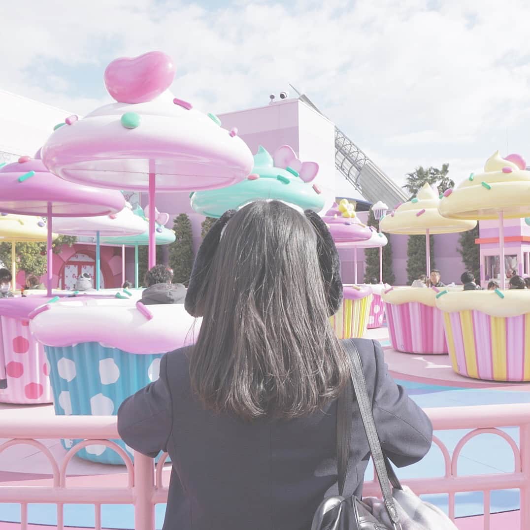 千葉思佳のインスタグラム：「キティちゃんのところ全部が好きだった、色合いかわいい(ˊo̴̶̷̤ ᴗ o̴̶̷̤ˋ)♡ . . . . . #ぷちぱすぽ #ぷちぱ #千葉思佳 #おもちゅ #usj #usjクリスマス #usj好きな人と繋がりたい #usjphoto #usj写真部 #大阪 #ユニバ #ユニバーサルスタジオジャパン #universalstudiosjapan #universalwonderland #ユニバーサルワンダーランド #ハローキティ #hellokity #サンリオ #sanrio #制服 #制服ユニバ #jk #ljk #黒髪」