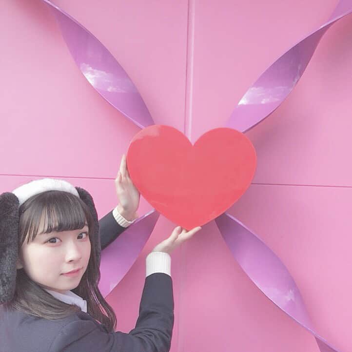 千葉思佳のインスタグラム：「ここでずっと撮りたかったの♡ . . . . . #ぷちぱすぽ #ぷちぱ #千葉思佳 #おもちゅ #usj #usjクリスマス #usj好きな人と繋がりたい #usjphoto #usj写真部 #大阪 #ユニバ #ユニバーサルスタジオジャパン #universalstudiosjapan #ユニバーサルワンダーランド #universalwonderland #hellokitty #ハローキティ #リボン #ハート #制服 #制服ユニバ #jk #ljk #黒髪」