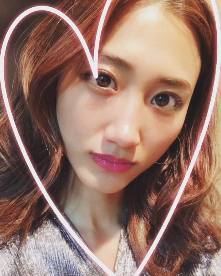 白雪のインスタグラム：「本年もお世話になりました♡2018年も皆さま宜しくお願い致します。良いお年をお迎えください😊  #2017 → #2018 #thankyou #newyear #新年好 #新年快樂 🐶🐶🐶」