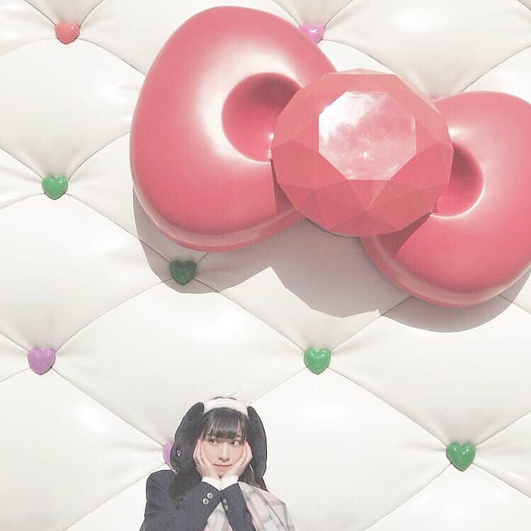 千葉思佳のインスタグラム：「キティちゃんのリボン🎀 . . . . . #ぷちぱすぽ #ぷちぱ #千葉思佳 #おもちゅ #usj #usjクリスマス #usj好きな人と繋がりたい #usjphoto #usj写真部 #大阪 #ユニバ #ユニバーサルスタジオジャパン #universalstudiosjapan #ユニバーサルワンダーランド #universalwonderland #hellokitty #ハローキティ #リボン #ハート #制服 #制服ユニバ #jk #ljk #黒髪」