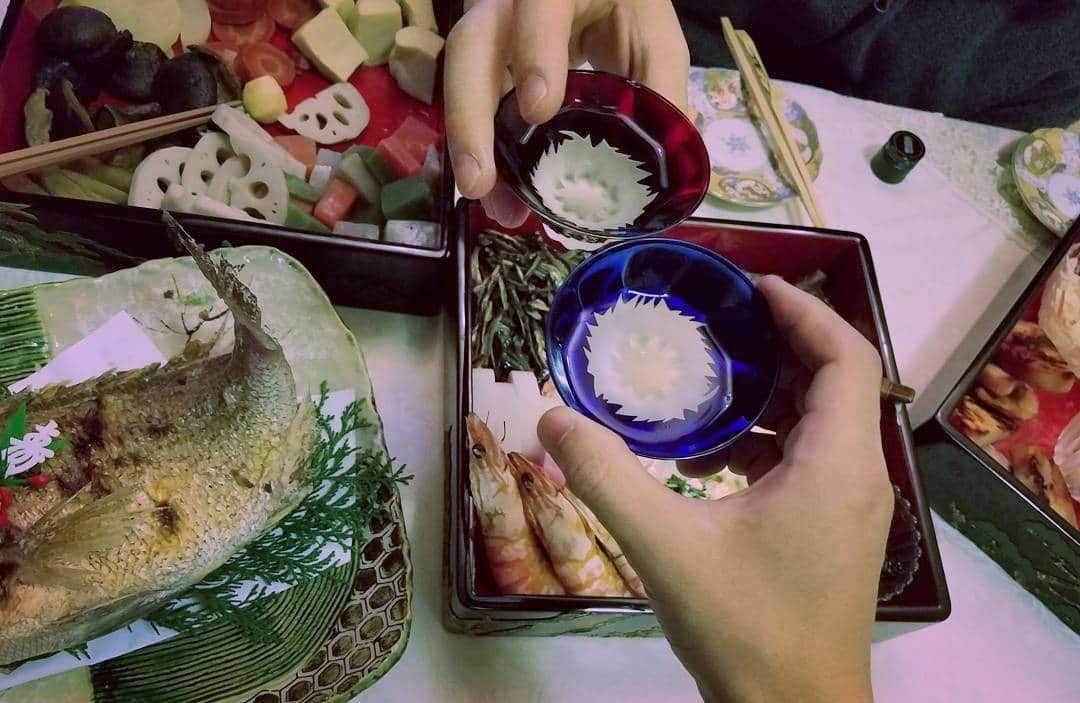 岡田龍太郎さんのインスタグラム写真 - (岡田龍太郎Instagram)「実家で父と日本酒。岡田家では31日からおせち。笑 2017年ありがとうございました。来年も頑張ります。皆さん良いお年を。」12月31日 21時45分 - ryutarookada_official