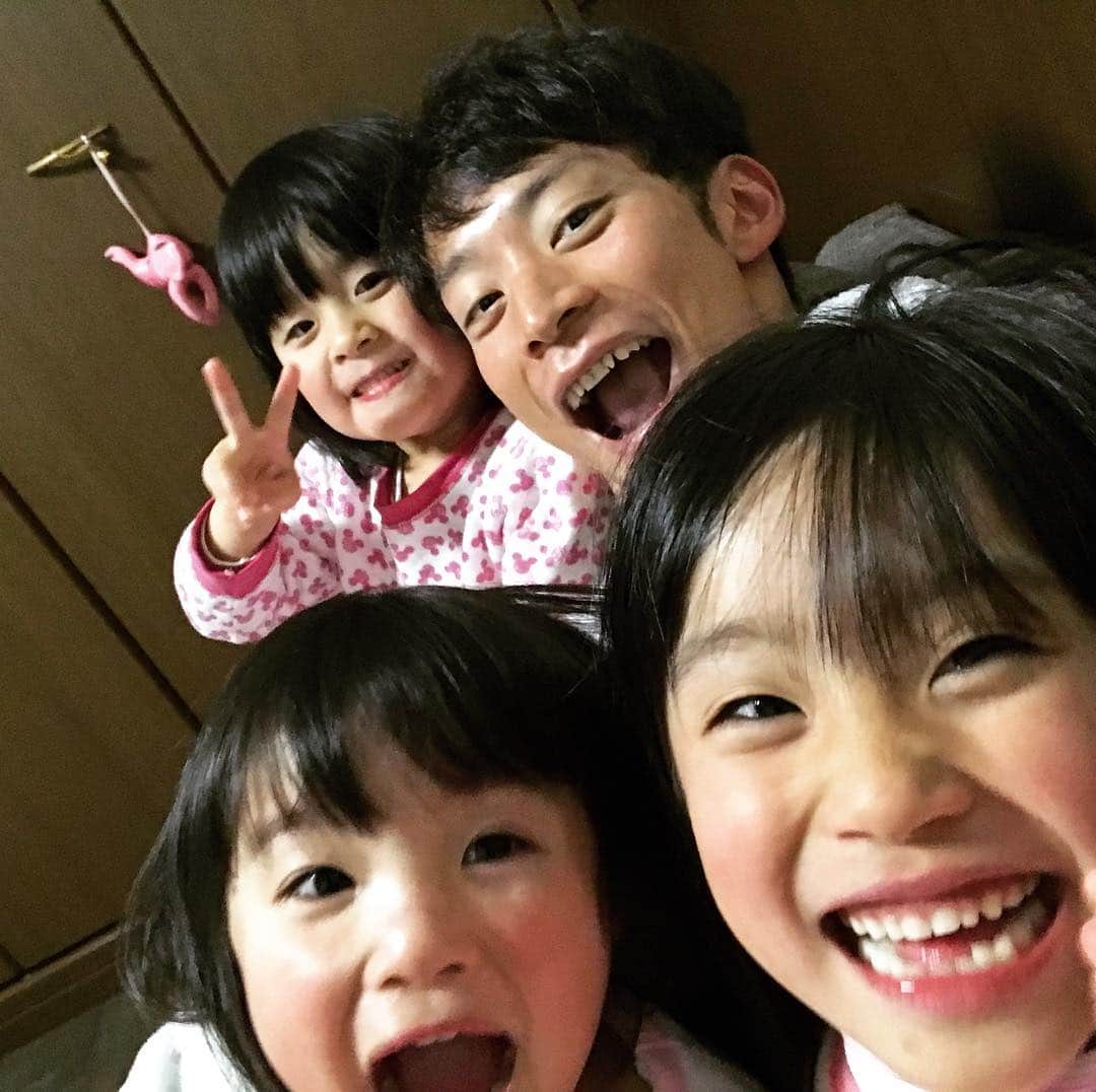 のインスタグラム：「2017→2018  Family time😋  2017年最終日 今年はトレーニング拠点をアメリカに移し、自分にとって大きな変化のある年でした。 そして手応えのある年にもなりました！ これからも東京五輪に向けてしっかり強くなっていきます！ これからも応援よろしくお願い致します🙏  #thelastdayof2017 #2018 #roadto2020  紅白の三代目かっこよかった！ 「花火」の曲紹介させて頂いた2012年紅白からもう5年経ったのか…  #三代目jsoulbrothers」