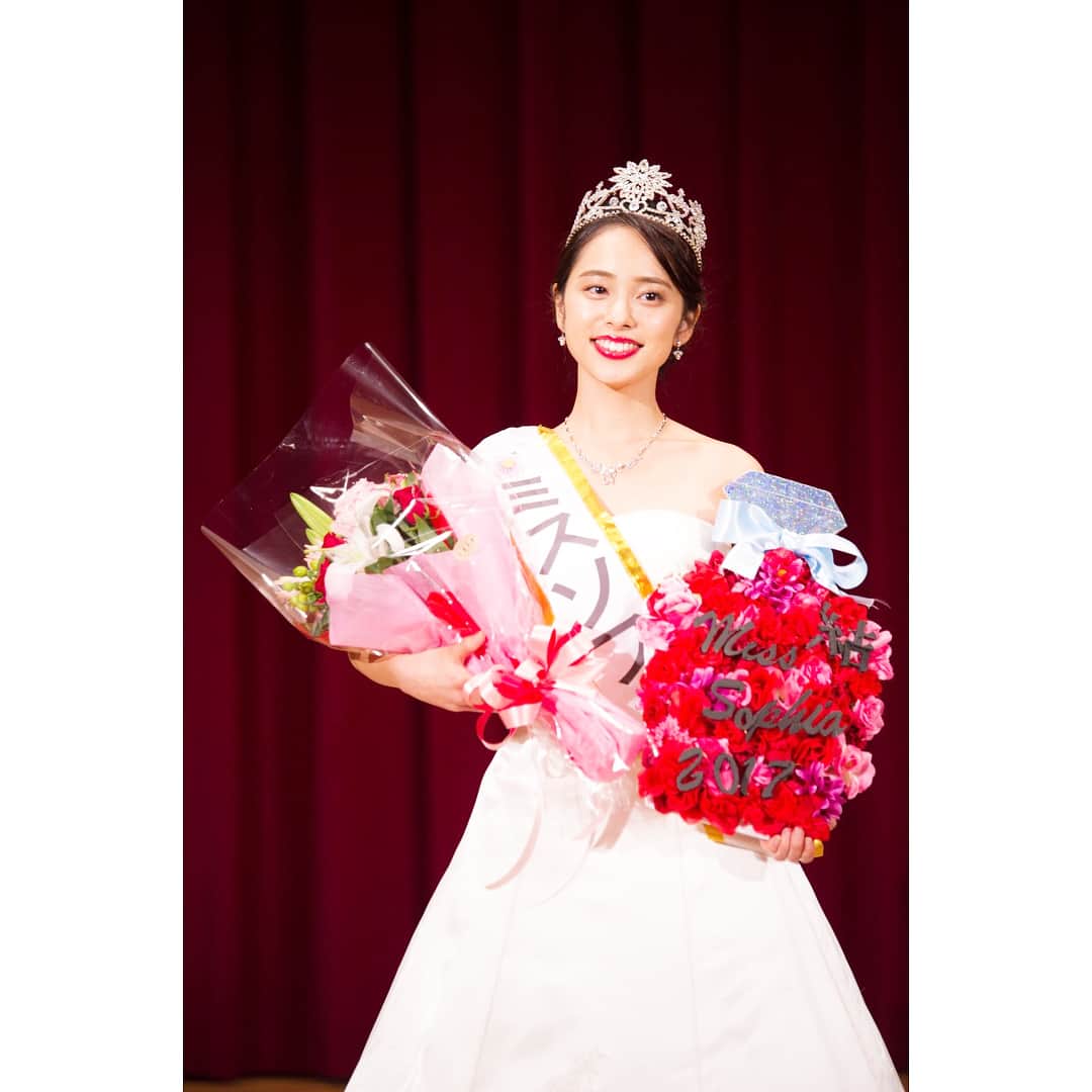 内田侑希さんのインスタグラム写真 - (内田侑希Instagram)「[2017]今年はみなさんに支えられた一年でした。辛いことがあった時も、「頑張って！」「応援しています！」というメッセージを頂く度に、もう一度頑張ろうと自分を奮い立たせることができました。 * みなさんのおかげで最後の学生生活を充実したものにすることができました。ありがとうございました😊！良いお年をお迎えください✨ *  #misssophiacontest#上智#ミスコン#ミスソフィア#2017#miss#misssophia#上智大学#内田侑希#上智ミスコンno4」12月31日 22時15分 - miss_sophia_no4