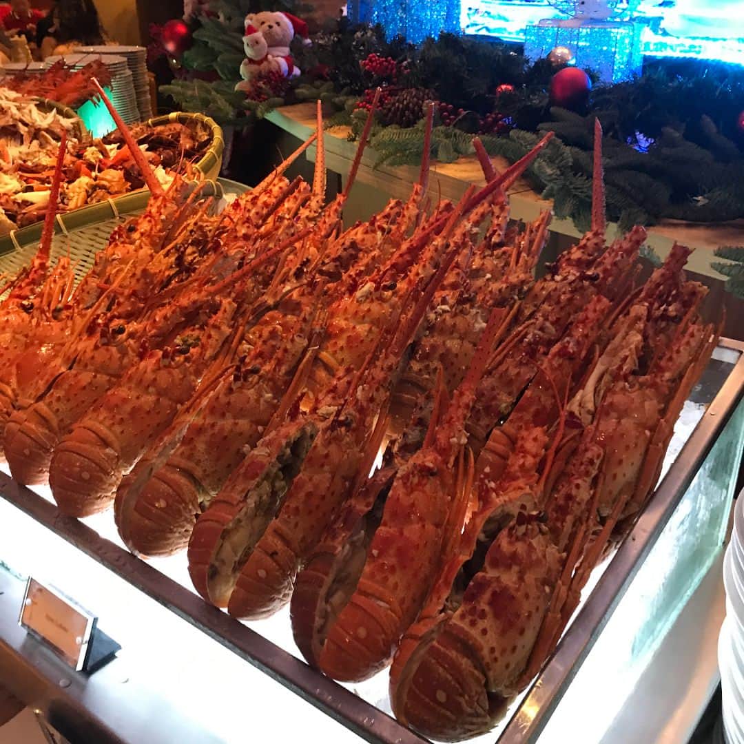 滝沢眞規子さんのインスタグラム写真 - (滝沢眞規子Instagram)「すでに海老だの蟹だのお正月並みの食事でお腹がはち切れそう🐷 シンガポールでも紅白がLIVEで見られてびっくり。安室ちゃん見たいな❤️」12月31日 22時37分 - makikotakizawa