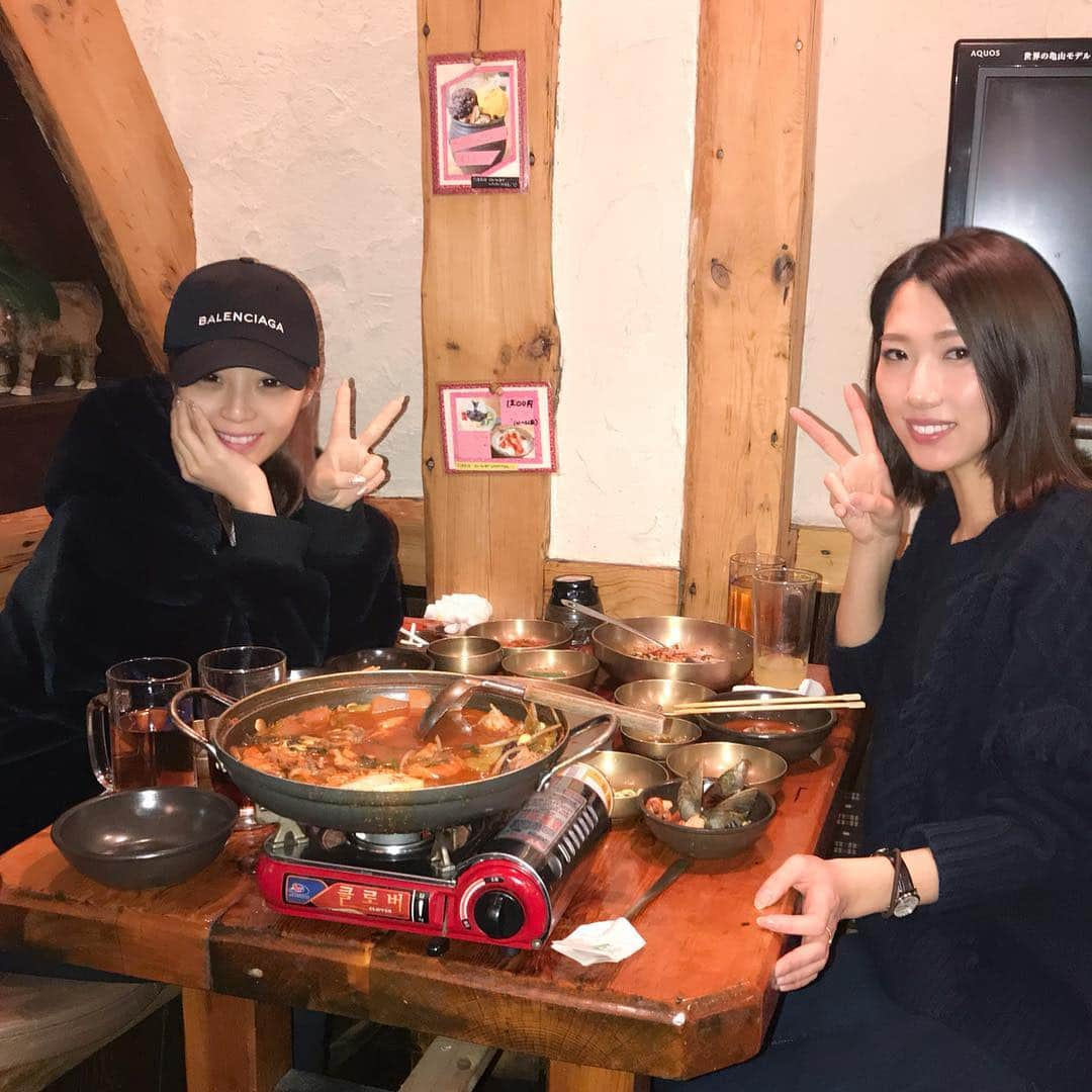 Yukiさんのインスタグラム写真 - (YukiInstagram)「大晦日は妹とご飯しながら静かに過ごしてます😊🙌🏻💓 久しぶりに馴染みの韓国料理屋来ました😘 もうすぐカウントダウンですね😳✨ みなさん来年までお元気で❤️ #大晦日 #家族 #妹 #韓国人 #korean #姉妹 #자매 #한국인 #새해복많이받으세요」12月31日 22時37分 - snowsnow.yuki