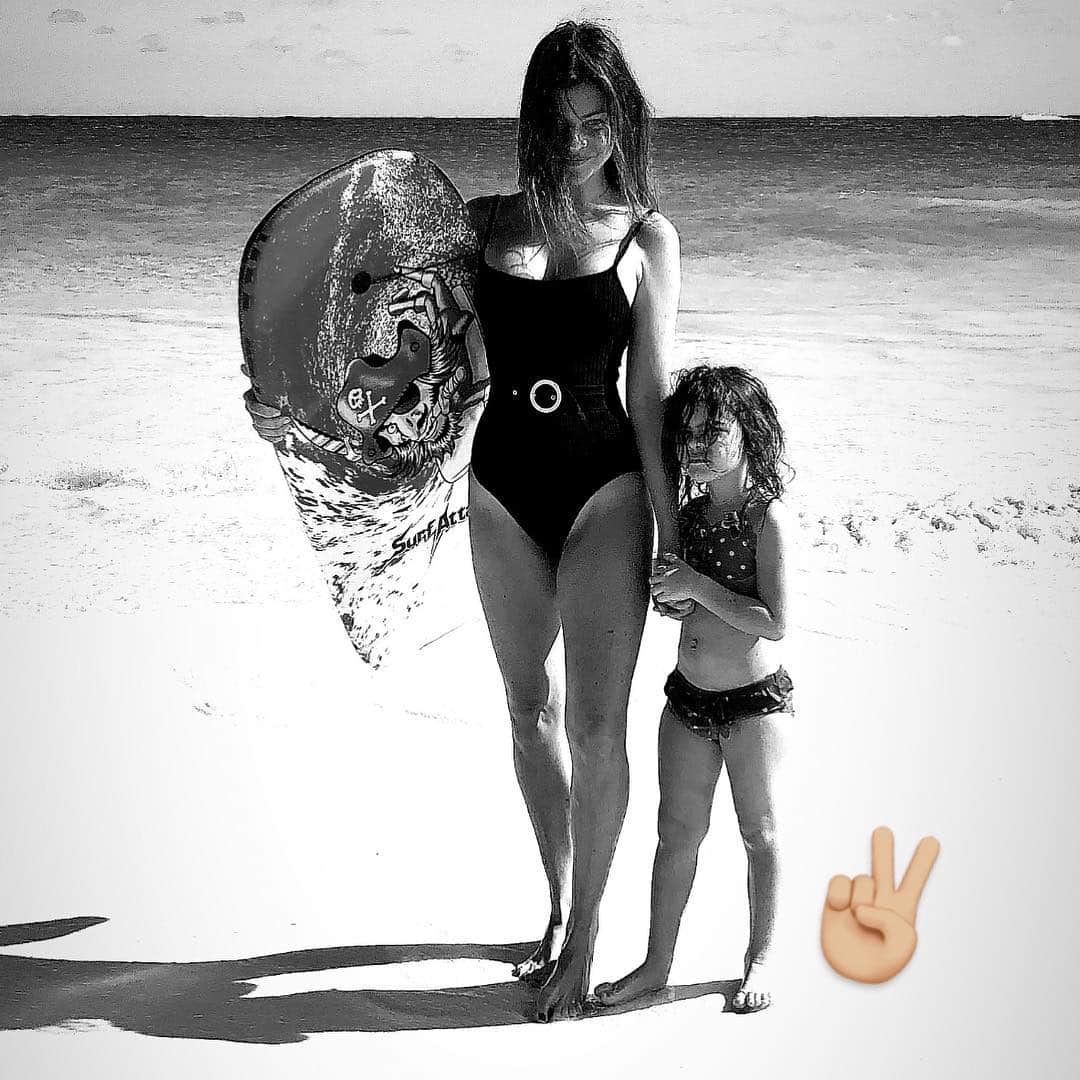 カリーヌ・ロワトフェルドのインスタグラム：「Happy 2018❤️to my babies girls. @juliarestoinroitfeld 🐣🐥🐞」