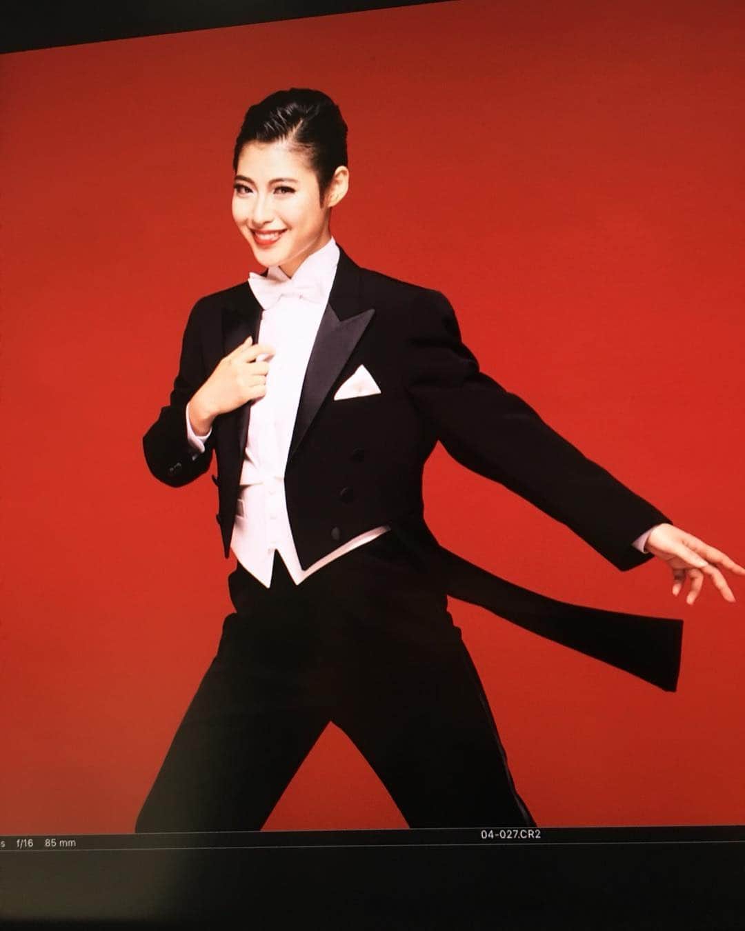 瀧本美織のインスタグラム：「皆さま良いお年をお迎えください❤️✨ 2017年、男役コーちゃんで締め😚💃#2018#越路吹雪物語#コーちゃん」