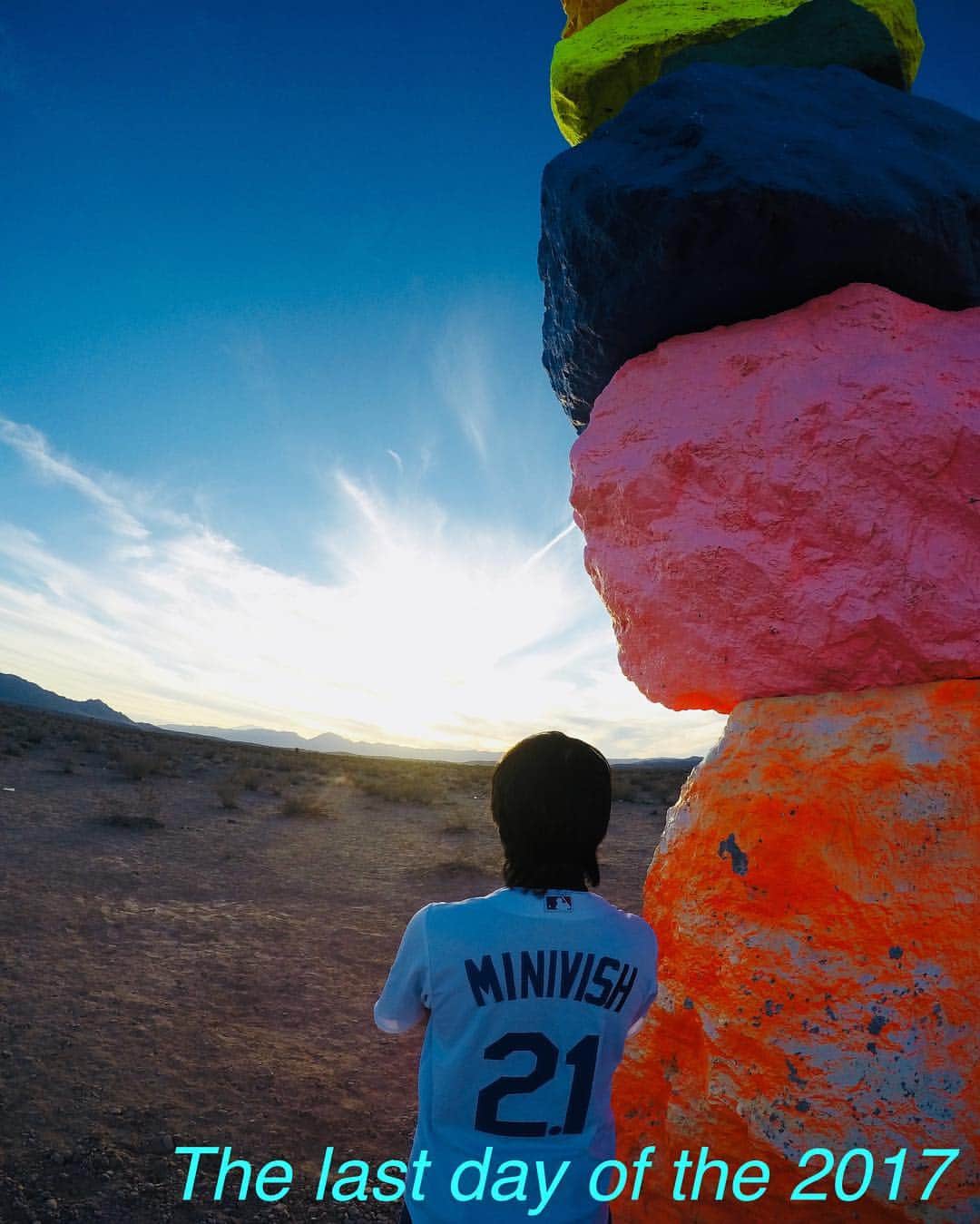 アキテリヤキのインスタグラム：「The last day of the 2017  2017年最後の1日  #losangeles  #to #lasvegas  #minivish  #lastday  #sevenmountains  #2017  #happyholidays  #ロサンゼルス #から #ラスベガス  #ミニビッシュ #今年最後の1日  #良いお年を」