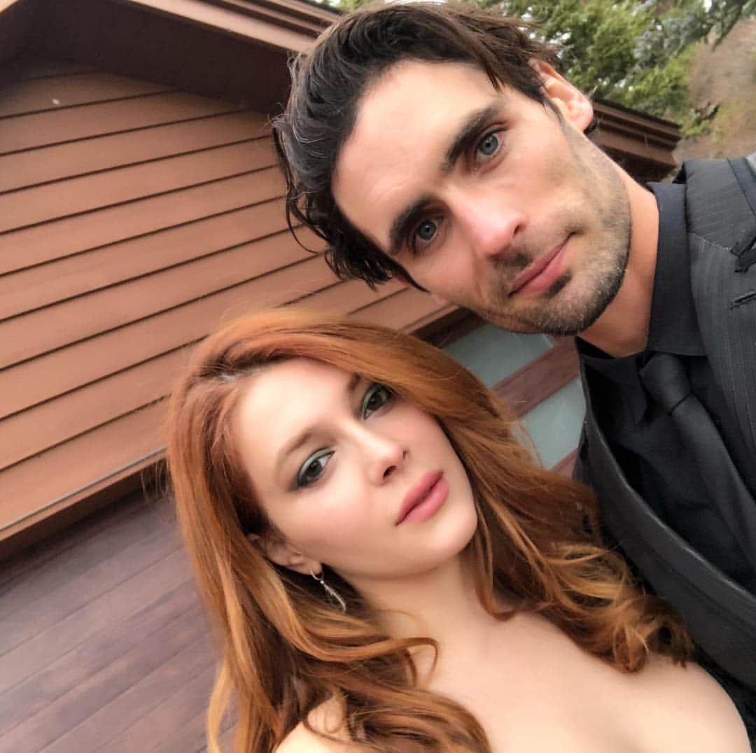 エレナ・サチンのインスタグラム：「And Happy New Year!!! #2018」