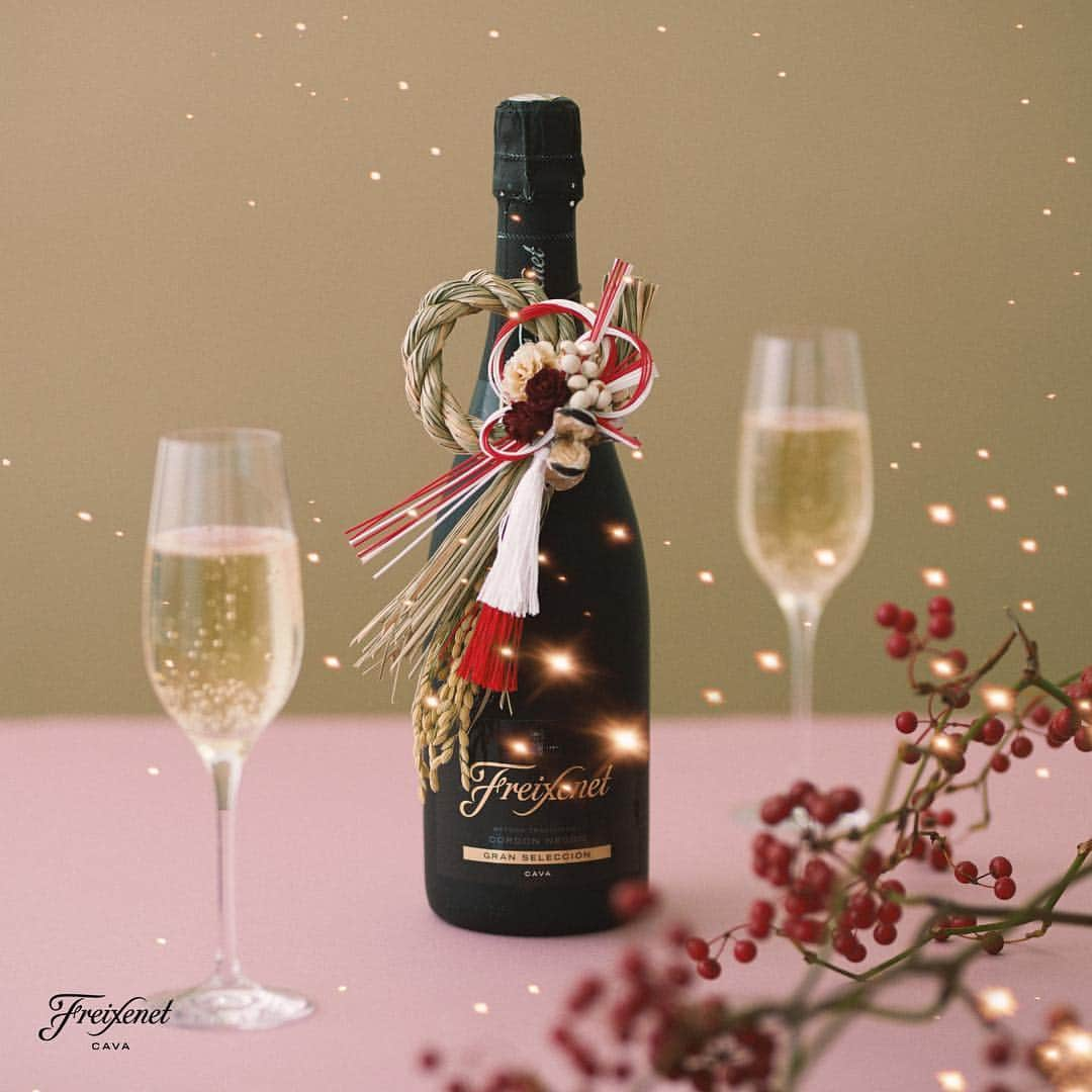 Freixenet フレシネ公式のインスタグラム：「Happy New Year！ しめ縄とお花の飾りで和な雰囲気のデコフレシネ。 一年のはじまり、こんなフレシネで乾杯しませんか？ . つくったらハッシュタグ#デコフレシネ で投稿！ . . #今日なに祝おう #デコフレシネ  #お正月　#しめ縄　#明けましておめでとう #フレシネ #freixenet #カヴァ #スパークリング #スパークリングワイン」