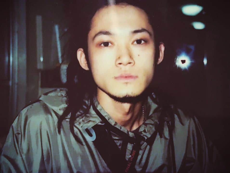 島田大介のインスタグラム：「2018明けましておめでとうございます㊗️ 去年は人生の大きな出来事もあって大変良い一年でした。こうやって平和でいれてこれたのも周りの支えてくださる皆さんのおかげです。今年も精進して頑張ります！ #写真は25歳の頃 #世紀末」