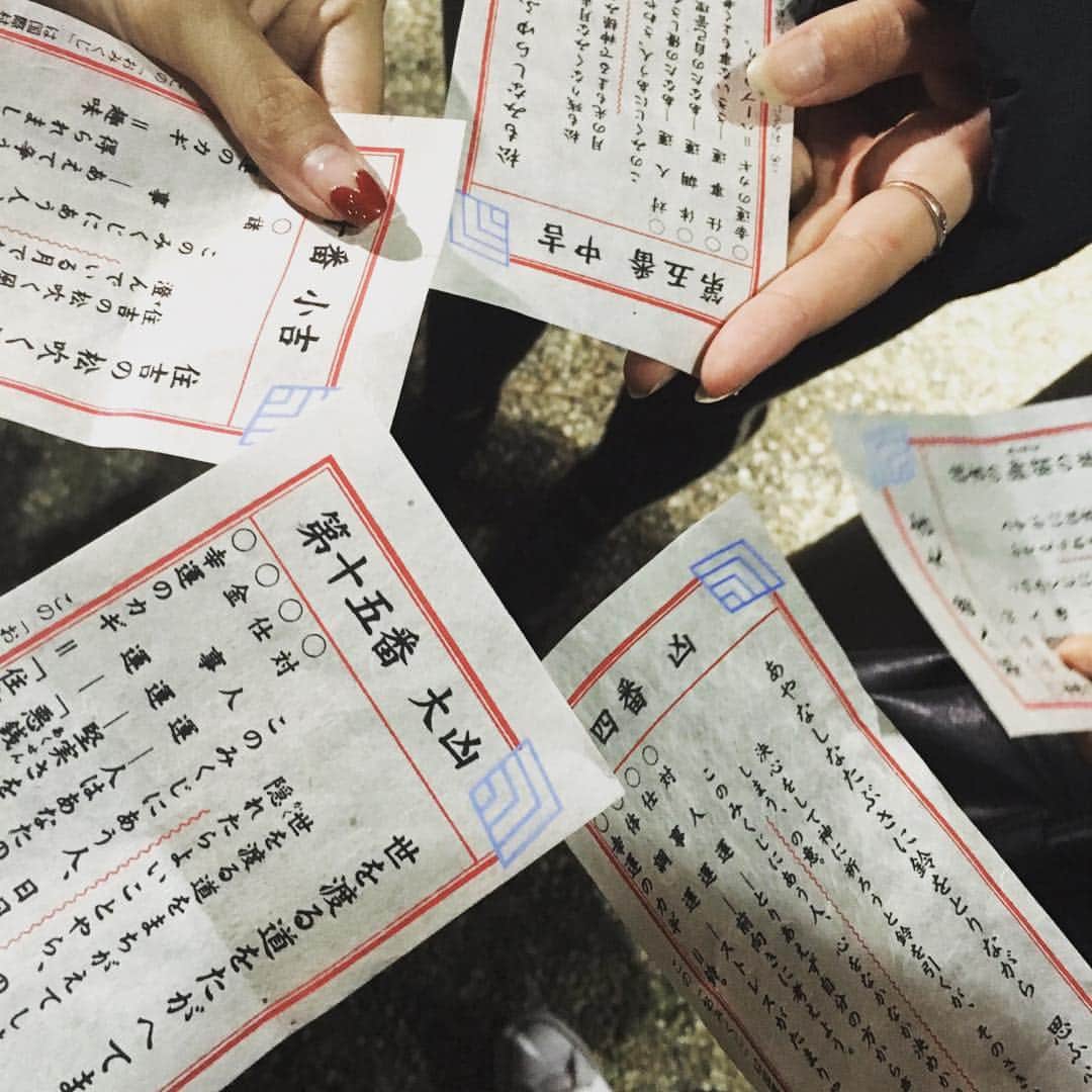 徳本夏恵（なちょす）さんのインスタグラム写真 - (徳本夏恵（なちょす）Instagram)「みんなでおみくじ💓  #初詣 #2018あけおめ」1月1日 3時07分 - nachos_kimono