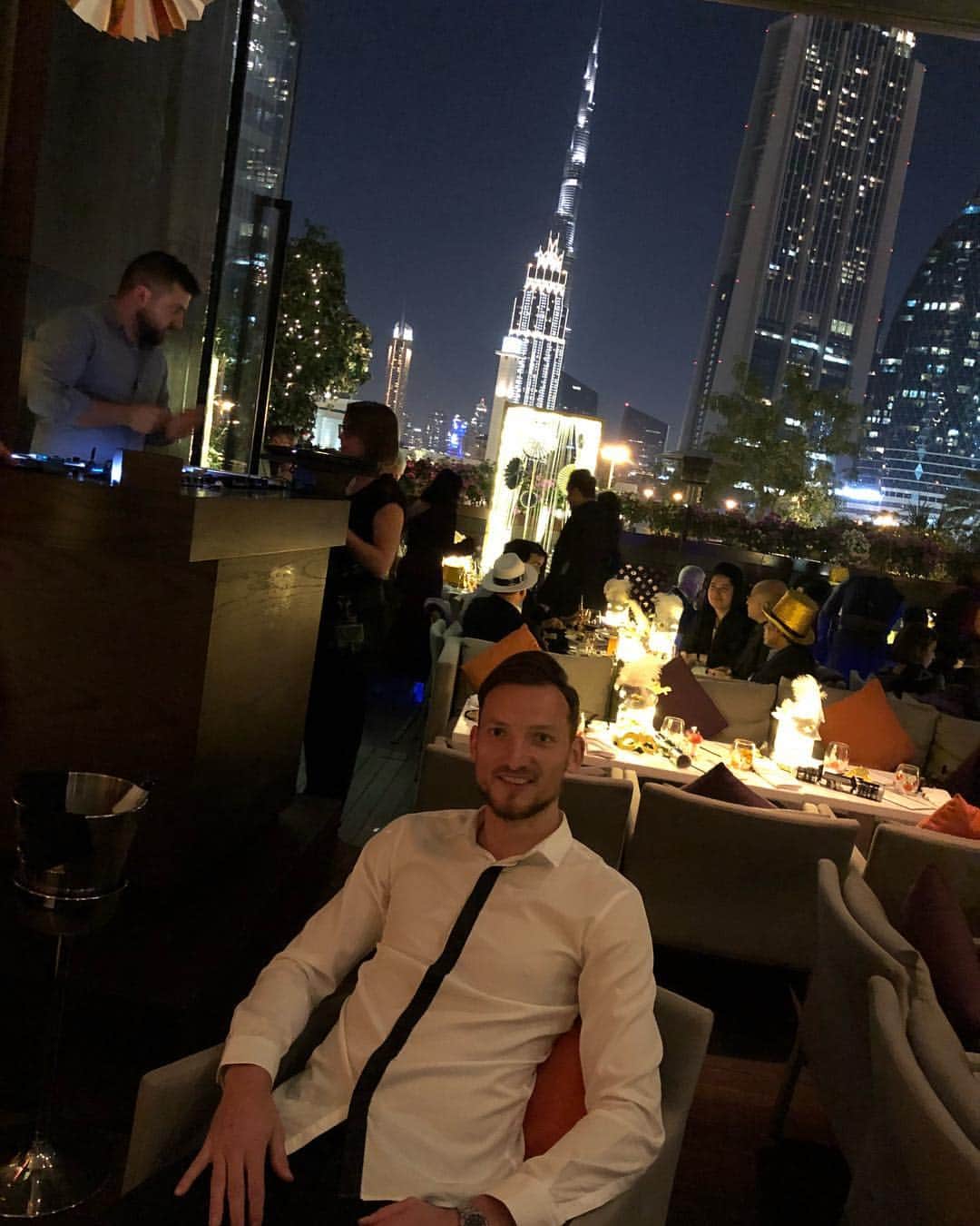 リボル・コザークのインスタグラム：「Happy 2018 to everyone from Dubai🙌 Don't look back!!😉😉」