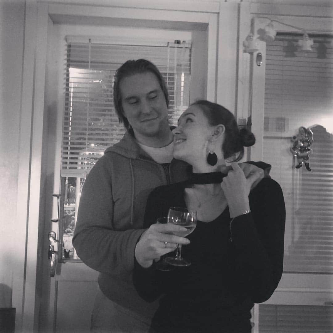 マックス・リンドホルムのインスタグラム：「Happy New Year 2018! #newyearseve #couplegoals #2018 #drinkdrankdrunk」