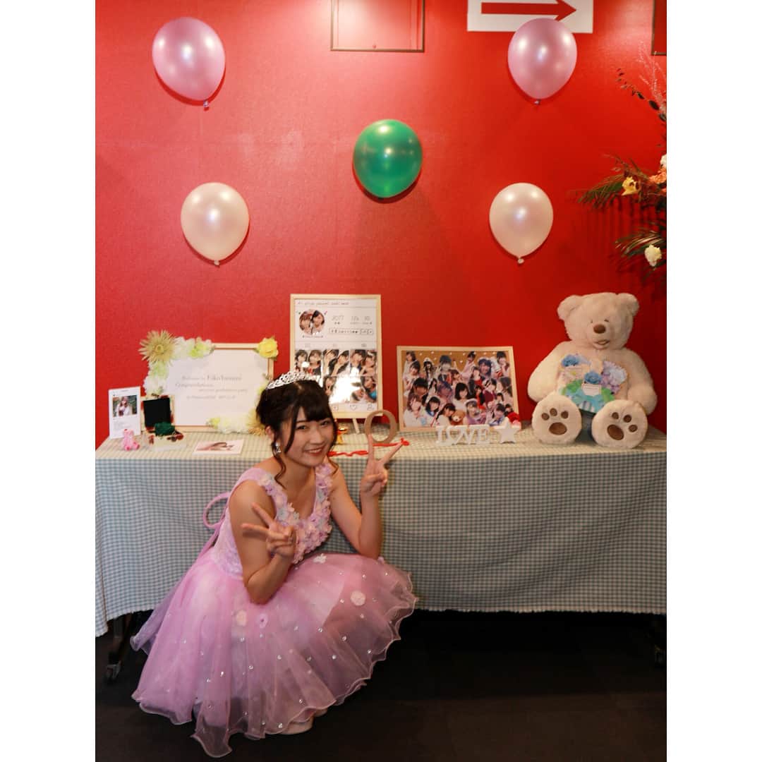 大野咲貴さんのインスタグラム写真 - (大野咲貴Instagram)「. . あけましておめでとうございます✨ 2018年みなさんとわたしにとって 良い一年になりますように。 年女です。ワン。 . 卒業公演ではたくさんのお花や飾りを ありがとうございました✩ 花束もたくさんありがとう。 お家がお花だらけで華やかです。 . . #おーえすゆー #osu_idol #大野咲貴 #さきやん #instahappy #instagood #instadaily #nagoya #followme #insta_nagoya #卒業公演 #ダイアモンドホール #スタンド花 #紫の花 #happynewyear #2018」1月1日 9時14分 - ono_saki